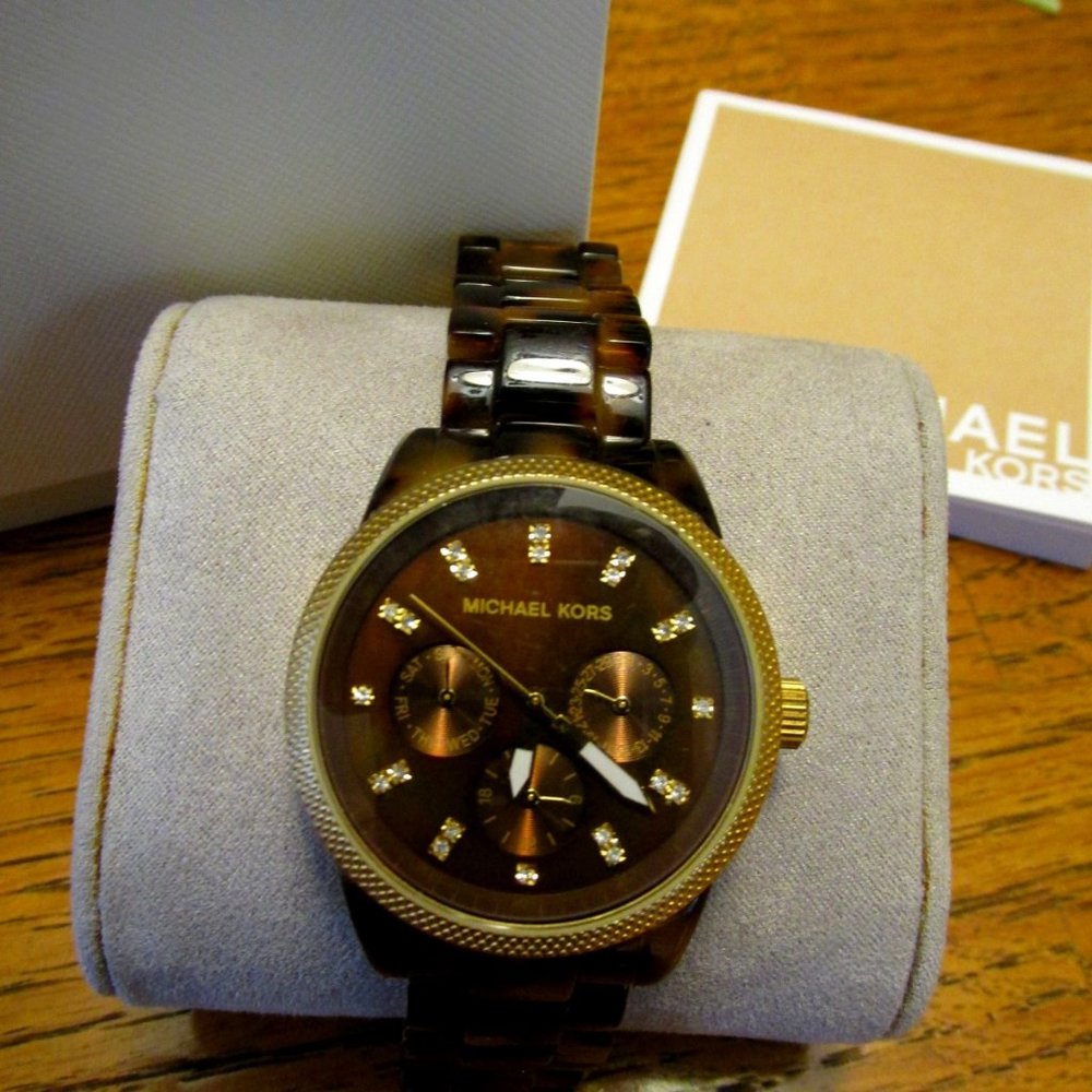 A16-Michael Kors Runway Pavé Gold-Tone Tortoise Shell Acetate MK5038 box & Book - Picture 2 of 7